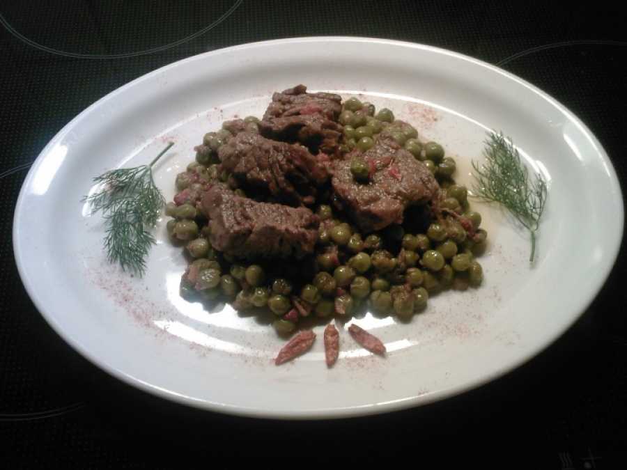 Kokkinisto Me Araka Beef Casserole Gravy With Peas XpatAthens