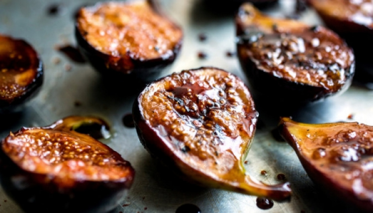 Grilled Figs With Pomegranate Molasses